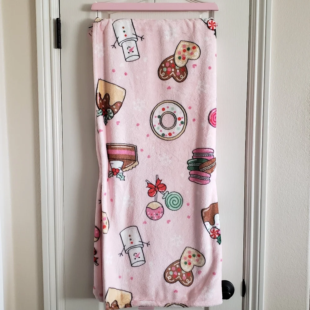 Betsey Johnson Holiday Treats Pink Plush Throw Blanket 50 x 70 NWT